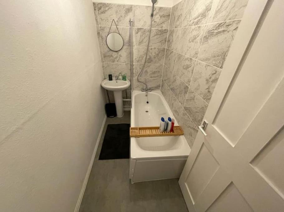 Comfy 2 Bedroom On Tower Bridge Londra Esterno foto