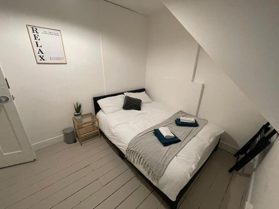 Comfy 2 Bedroom On Tower Bridge Londra Esterno foto